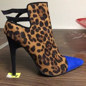 Heeled closed toe shoes